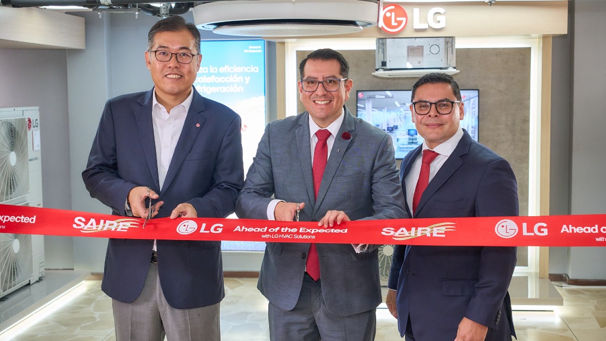 Sr. Jason Jung, Presidente de LG Electronics Ecuador  Juan Pablo Narváez, Director Ejecutivo de SAIRE  César Penailillo, B2B Sales Leader de LG Electronics Panamá
