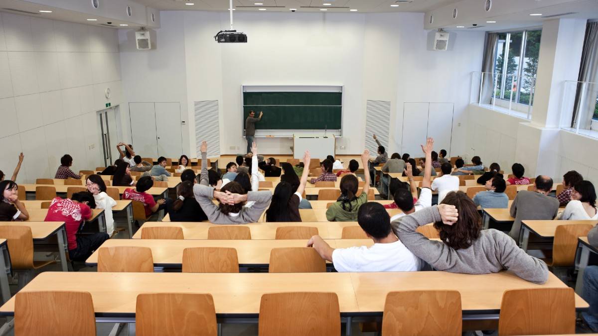 Optimisation of thermal comfort and indoor air quality in educational environments
